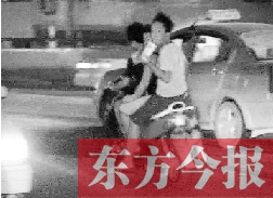 盡管剛剛發(fā)生摩托車車禍，現(xiàn)場很快又現(xiàn)載人摩托車疾馳