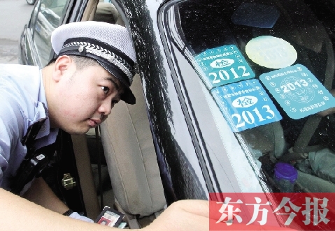 昨天上午，鄭州交巡警開始對(duì)進(jìn)入四橋一路的非綠標(biāo)車按闖禁行進(jìn)行處罰