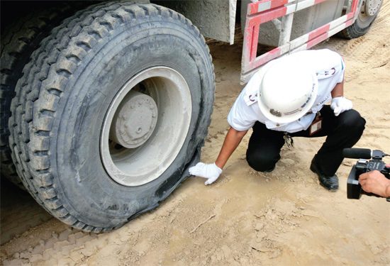 8月3日，棉紡路與六廠前街交叉口附近一輛水泥罐車突然爆胎，路邊一輛電動車被沖擊波震翻報廢