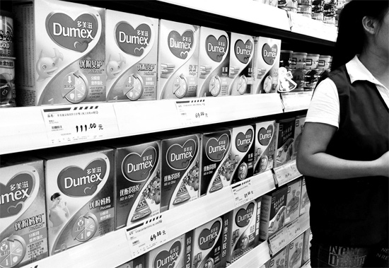 5日，鄭州一家超市內(nèi)，多美滋其他階段奶粉仍在售，但無人問津