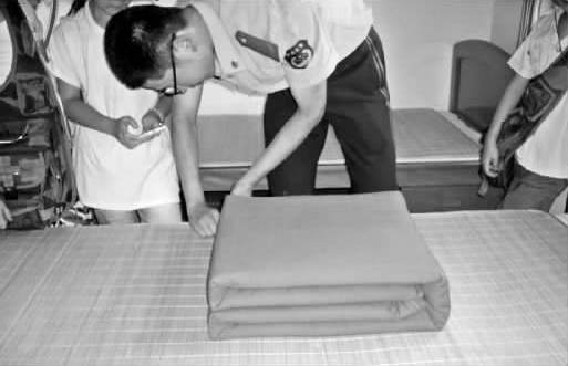 鄭州市某武警駐地，武警官兵現(xiàn)場表演疊被子