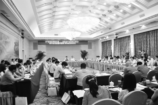 產(chǎn)業(yè)集聚區(qū)會(huì)議現(xiàn)場(chǎng)，各位專(zhuān)家學(xué)者對(duì)河南產(chǎn)業(yè)集聚區(qū)的發(fā)展建言獻(xiàn)策