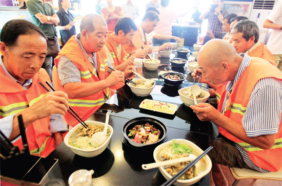 8月18日中午，鄭州市商城路一家飯店邀請33位一線環(huán)衛(wèi)工免費(fèi)吃頓飯