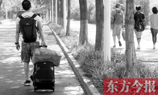 滿載著家人的希望，沿著學(xué)校的路標(biāo)，鄭州大學(xué)新生入學(xué)了，一位新生自己帶著行李來報到