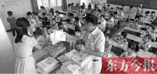 昨天是鄭州市中小學(xué)正式開學(xué)第一天，圖為某小學(xué)的孩子們正在免費(fèi)領(lǐng)取新課本