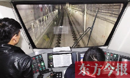 為了地鐵一號線在年底按期投入試運營，大家正在緊張調試