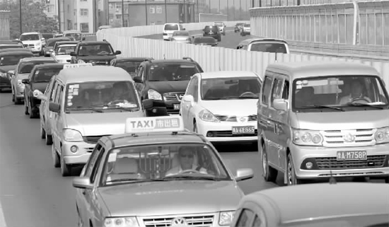 上午11點，鄭州市京廣快速路由北向南的路段已經(jīng)開始擁堵，要是早晚高峰，更是堵得走不成