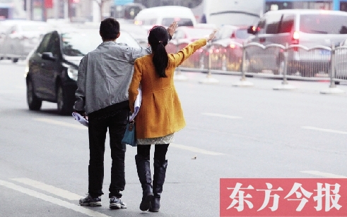 昨日下午5時30分，鄭州市花園路口公交站，一對青年正焦急等車