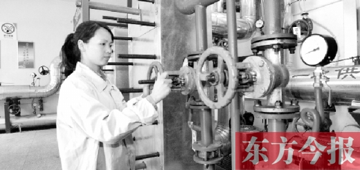 在熱力交換站工作的工人全面檢查設(shè)備準(zhǔn)備按時(shí)向用戶(hù)供暖 在熱力交換站工作的工人全面檢查設(shè)備準(zhǔn)備按時(shí)向用戶(hù)供暖