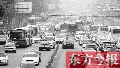 昨日下午4點(diǎn)，在花園路與黃河路口附近，車堵成了“一鍋粥”