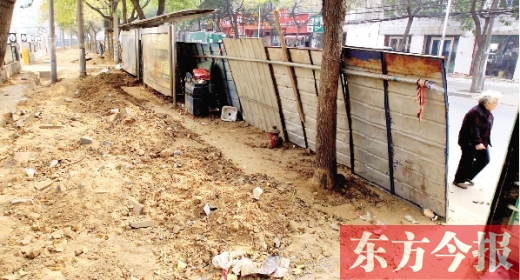 鄭州市紅專路與政七街交叉口，一工地“圍而不動”，步行者只好擇路而行