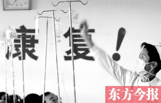 不少人嫌去醫(yī)院看病費(fèi)時費(fèi)錢，可是很多病癥并不是網(wǎng)上問問專家、自行買藥吃就能治療的