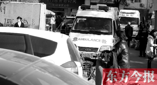 馬路上的機(jī)動(dòng)車越來越多，臨著大路鄭州市第一人民醫(yī)院門口，出急診的救護(hù)車常常遭遇堵車