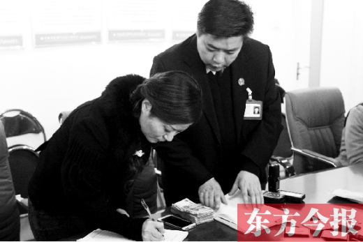 強制執(zhí)行+曝光，讓楊女士（左）拿到補償金