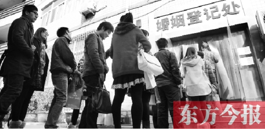 昨日，鄭州市中原區(qū)婚姻登記處等待“領(lǐng)證”的情侶們將隊(duì)伍延伸至辦事大廳大門外