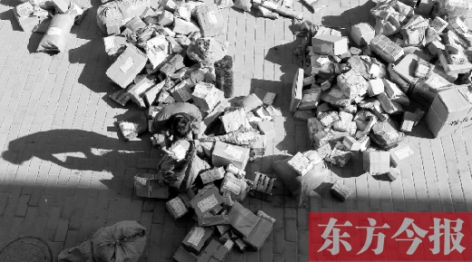 “雙十一”后，快遞員忙著送包裹，連水也不敢喝