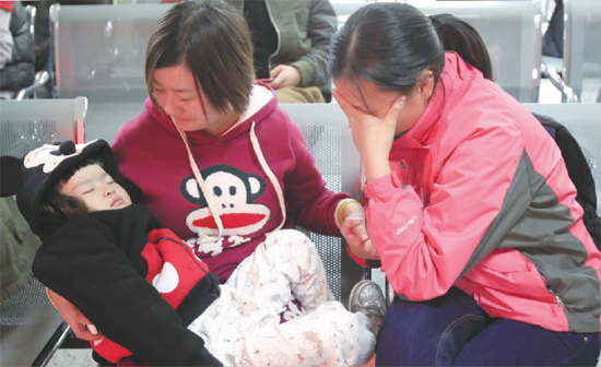 昨日，9時(shí)35分，堅(jiān)守在手術(shù)室外的嘟嘟在媽媽懷里睡著了，因被眼前的真情觸動(dòng)，今報(bào)記者趙丹流下了眼淚