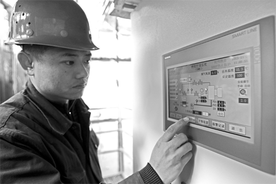 宗希明在“政七街煤改氣項(xiàng)目” 工程工地。高科技完全取代了老式燃煤鍋爐笨重、復(fù)雜的管理和控制