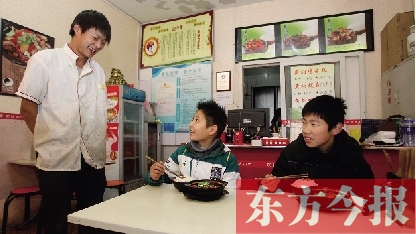 11月30日，鄭州市81中的兩位學(xué)生用勞動(dòng)為自己掙了一頓中午飯，心里很高興