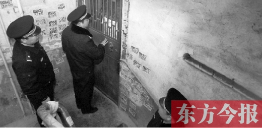 12月3日，鄭州市隴海路。執(zhí)法人員欲進(jìn)入一戶未辦狗證的居民家中，強(qiáng)行將狗帶走