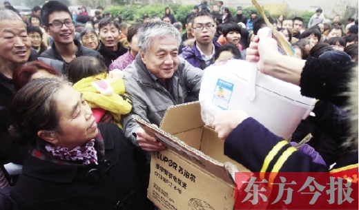 昨日，鄭州金源第一城小區(qū)。除了能領(lǐng)到地鐵試乘劵，還有獎品可拿