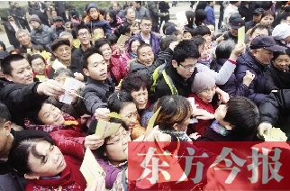昨日，鄭州金源第一城小區(qū)。小區(qū)居民迫不及待地將自己為鄭州地鐵寫下的祝福語放進抽獎箱