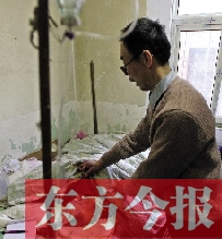 54歲的老楊把自己當做護士，不離不棄照顧著已成“植物人”的母親