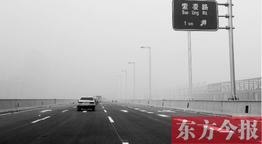 昨天上午，東方今報記者跟隨鄭州市交巡警部門，提前探路已具備通車條件的鄭州市三環(huán)快速路