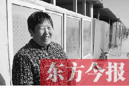 在京水村的臨時過渡區(qū)內(nèi)，一位大媽在儲存大白菜