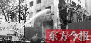 昨天早上8點半，鄭州市農(nóng)業(yè)路一拆遷工地，用兩臺噴水車噴水除塵，有效地阻止了施工揚塵