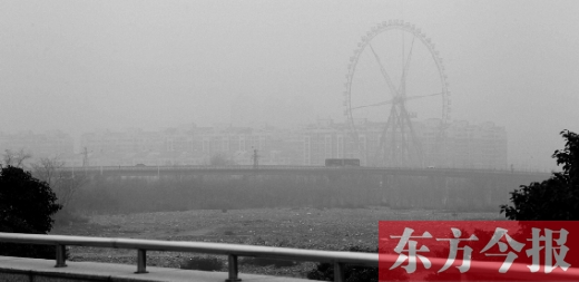 我看！我再看！我都看不見世紀歡樂園的巨大摩天輪了，送孩子上學(xué)的路，真快看不清了