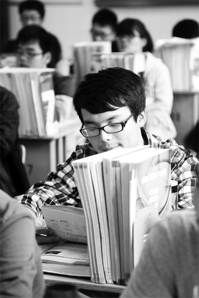 一所學(xué)校的高三學(xué)生正在加班加點(diǎn)復(fù)習(xí)，不少同學(xué)都開(kāi)始為自主招生報(bào)名忙活了