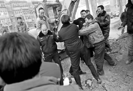 因不江城管執(zhí)法人員的做法，自來水公司施工人員一度和城管執(zhí)法人員發(fā)生拉扯