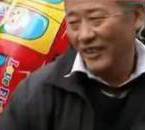 采訪我先買個氣球吧！大爺霸氣回答