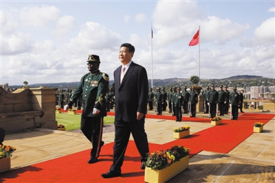 3月26日，南非總統(tǒng)祖馬在比勒陀利亞聯(lián)邦大廈前廣場舉行儀式，歡迎中國國家主席習(xí)近平訪問南非。這是習(xí)近平檢閱儀仗隊(duì)。新華社記者 蘭紅光 攝