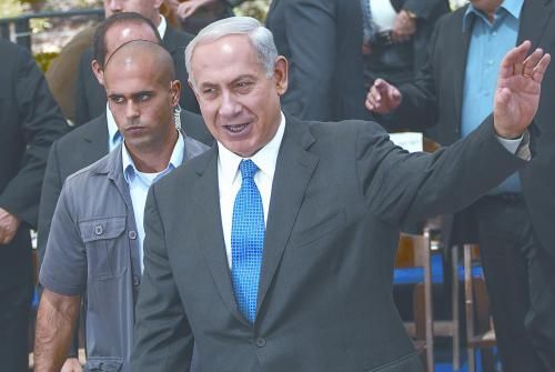 經(jīng)以總理內(nèi)塔尼亞胡主持的內(nèi)閣秘密會議決定，以空軍接連對敘利亞多處目標實施空襲。圖為內(nèi)塔尼亞胡5日出席內(nèi)閣會議。