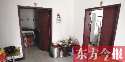 男廁洗漱池前，堆放著大量家電、家具等生活用品