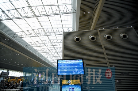 　鄭州東站三樓候車大廳，雖然空調(diào)處有涼風(fēng)吹出，但陽(yáng)光通過(guò)頂棚照進(jìn)，導(dǎo)致整個(gè)大廳的空調(diào)制冷效果不明顯