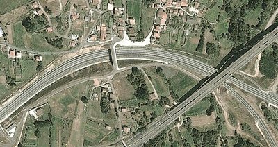 事發(fā)地的急轉(zhuǎn)彎道。以下是監(jiān)控視頻截圖。