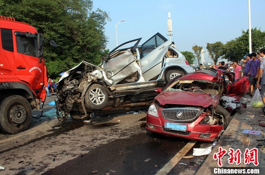 　　8月27日，四川宜賓城區(qū)濱江環(huán)線公路發(fā)生一起3車連環(huán)相撞的交通事故，已致4死2重傷。目前，2名重