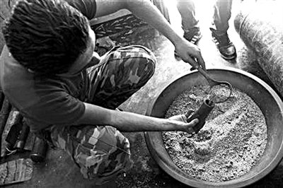 10日，敘反對派人員正在制作武器。