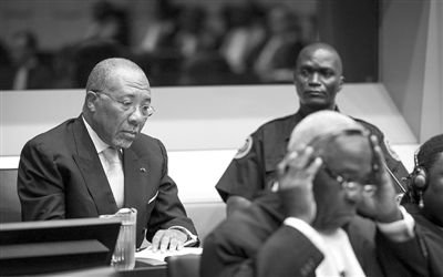 9月26日，荷蘭海牙，利比里亞前總統(tǒng)查爾斯·泰勒在法庭接受審判。