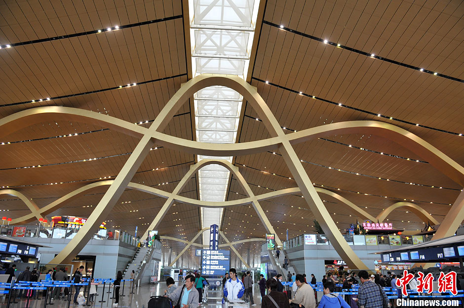 “土豪金”成網(wǎng)絡熱詞 昆明長水國際機場“中槍”