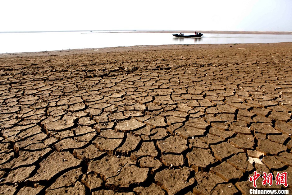 10月28日，在江西省都昌縣印山附近水域拍攝的龜裂的鄱陽湖湖床。