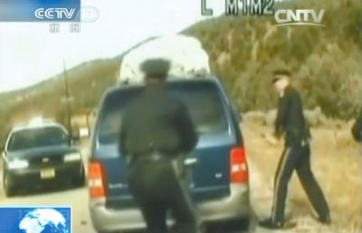 費(fèi)雷爾再次上車(chē)，警察拿警棍砸車(chē)窗。