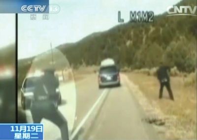 費(fèi)雷爾駕車(chē)逃走，警察連開(kāi)數(shù)槍。央視截圖