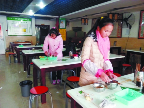 參加體驗(yàn)的兩名學(xué)生成功“入職”后,開始收拾餐桌。