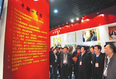 　　干部群眾在蘭考參觀焦裕祿紀(jì)念館（3月20日攝）。新華社發(fā)