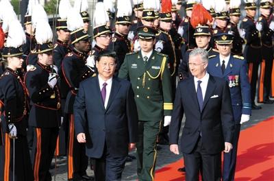 30日，習(xí)近平在會見比利時國王菲利普前，出席菲利普國王在王宮廣場舉行的隆重歡迎儀式。新華社發(fā)