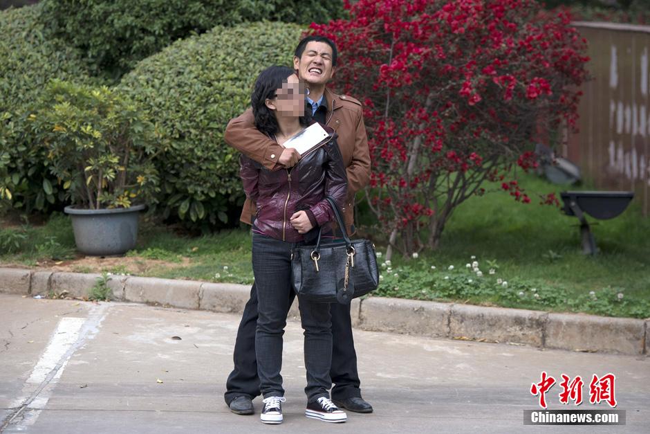 4月8日，劫持者與警方對(duì)峙。